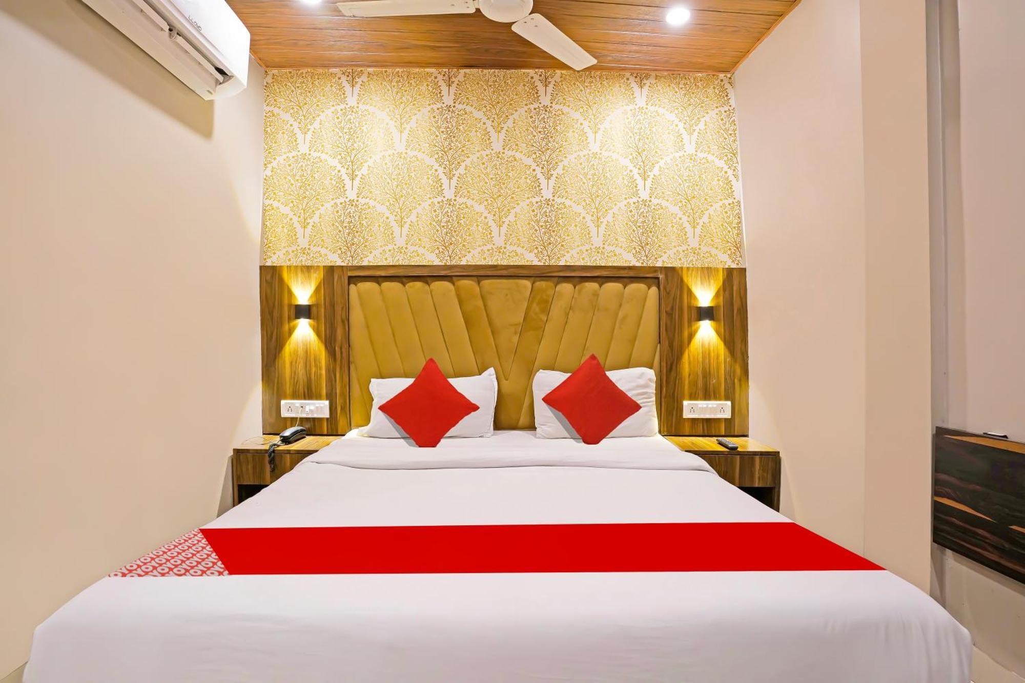 Super Hotel O Homestay Andheri East Мумбаи Экстерьер фото